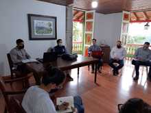 Reunión infraestructura educativa en Apía 