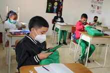 Entrega de kits escolares y tabletas en Pereira 