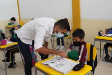 Entrega de kits escolares y tabletas en Cuba 