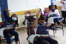 Entrega de kits escolares y tabletas en Cuba 