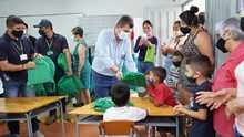 Entrega de kits escolares y tabletas en Altagracia y Arabia 