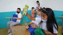 Entrega de kits escolares y tabletas en Altagracia y Arabia 